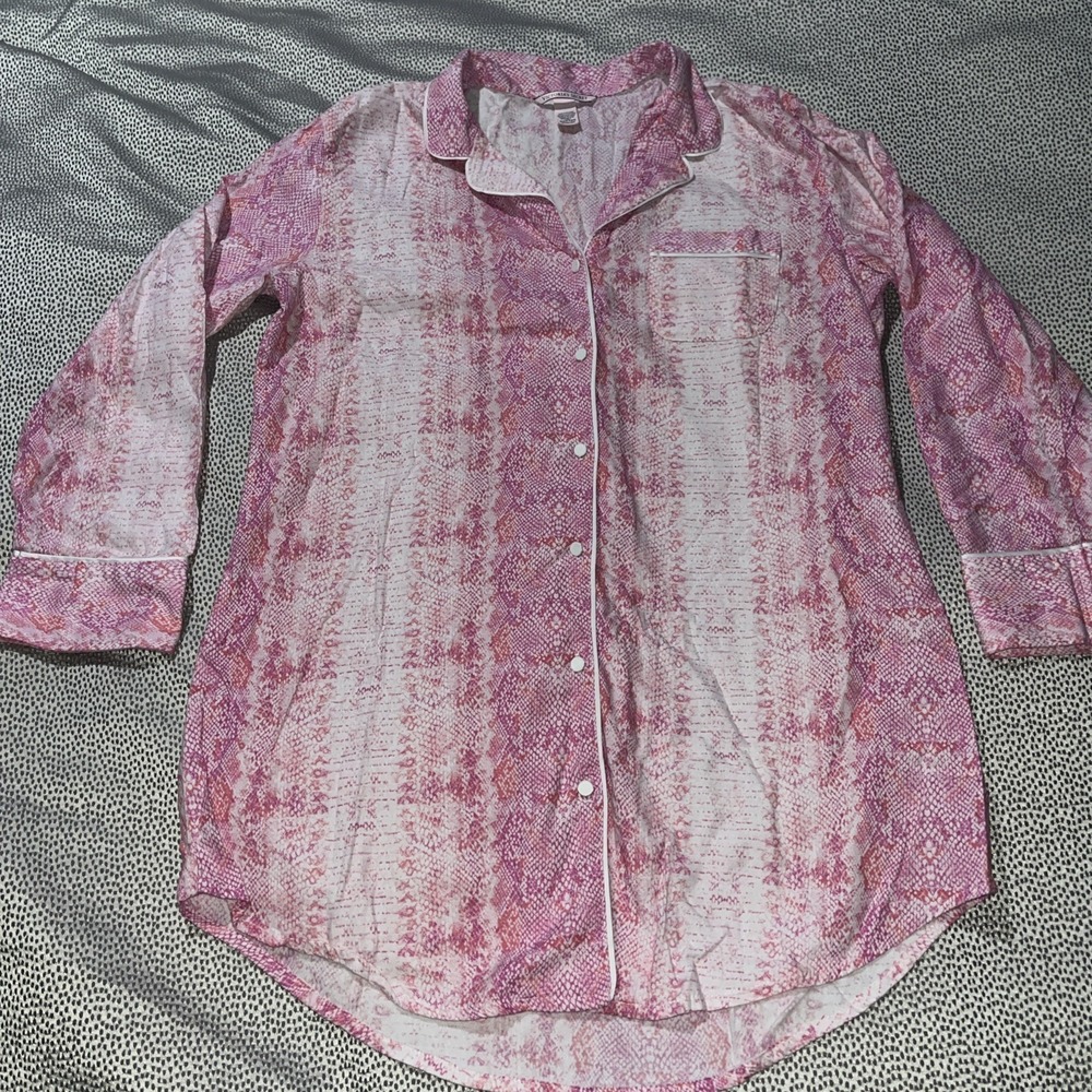 Victoria's Secret Womens Medium Long Sleeve Flannel Sleepshirt Pink Snake Print